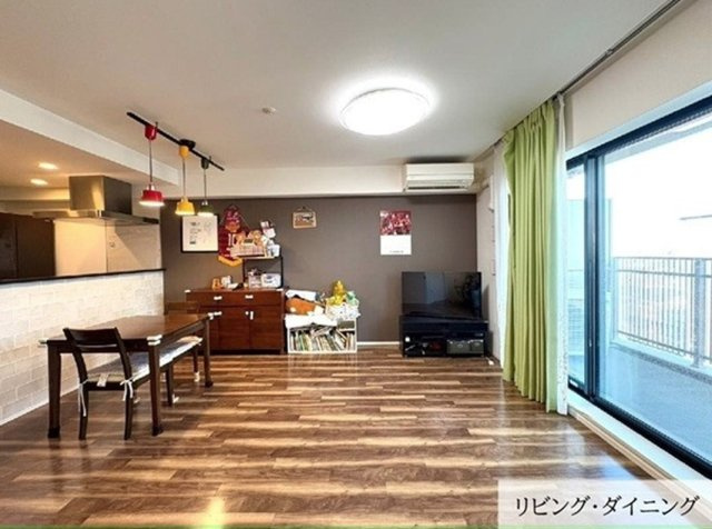 イニシア朝霞本町の居間・リビング|アクセントクロスがおしゃれです