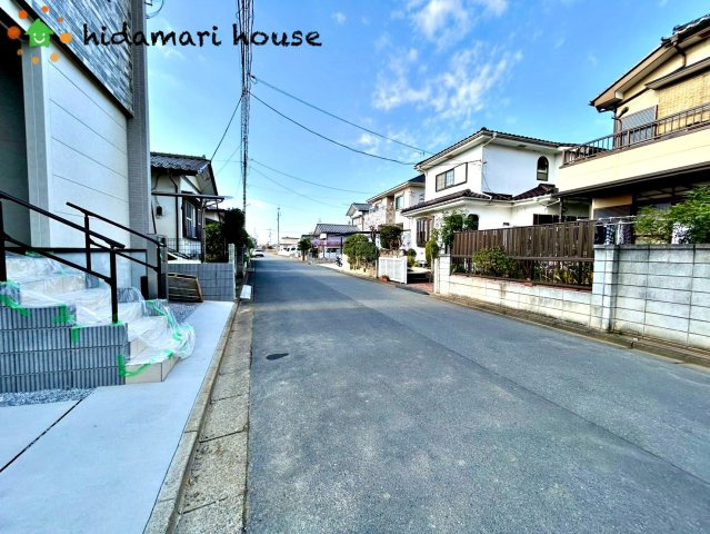 桶川市坂田10期　新築戸建　ブルーミング01の前面道路含む現地写真