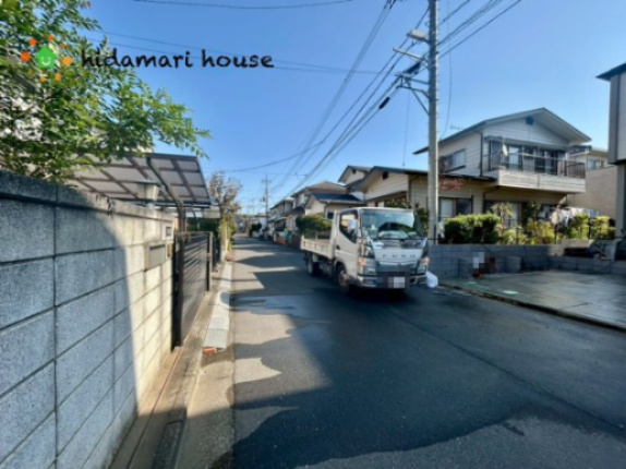 桶川市坂田10期　新築戸建　ブルーミング01の前面道路含む現地写真