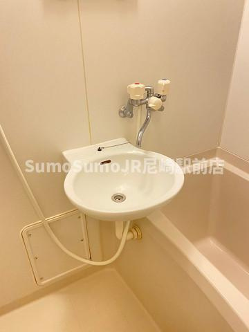 リバーウエストAの洗面所|明るい洗面所です