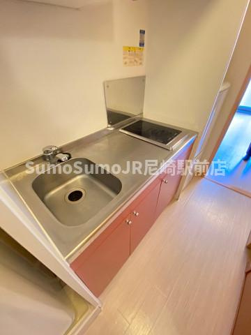 リバーウエストAのキッチン|コンパクトなキッチンで掃除もラクラク