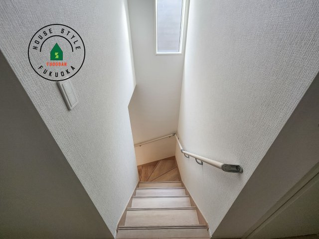 小郡市小郡第22-2棟（1号棟）の内観：施工例|＜手すり付階段＞手すりがないと階段の昇り降りで危険なことはもちろん、壁に手をつきながら歩くことで壁紙が汚れやすくなります。すべての方に快適に昇り降りしていただくため、手すりを設置しました。