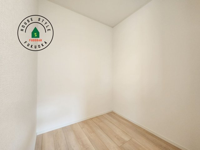 小郡市小郡第22-2棟（1号棟）の内観：施工例|【WIC（ウォークインクローゼット）】 たくさんの洋服をかけてもシワになりにくいウォークインクローゼット。洋服以外にも、普段使わない家電やスーツケース、ストック品など何でも片付く嬉しい空間です。