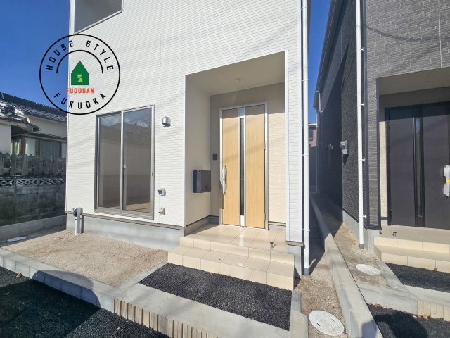 小郡市小郡第22-2棟（1号棟）の外観：施工例|地盤調査済 / 玄関へ向かうまでのアプローチに漂う上質が期待感をもたせます。玄関は建物の顔。落着きを醸し出した自己主張が心に訴えてきます。