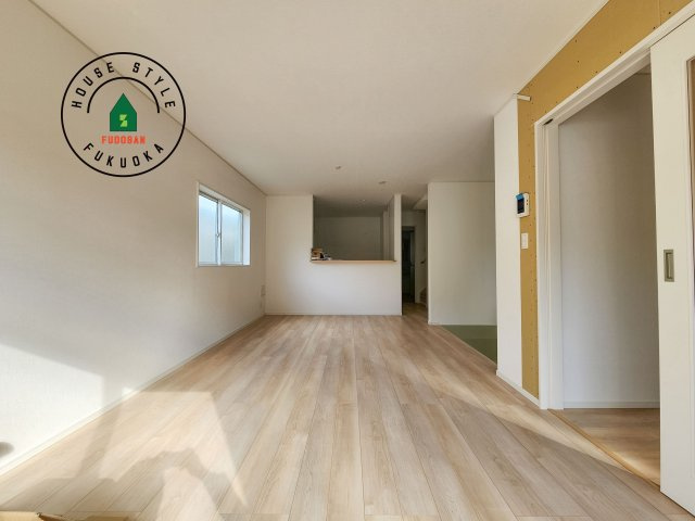 小郡市小郡第22-2棟（1号棟）の内観：施工例|キッチンからリビングをしっかり確認できます。家族の笑顔があふれる空間になりそうですね。