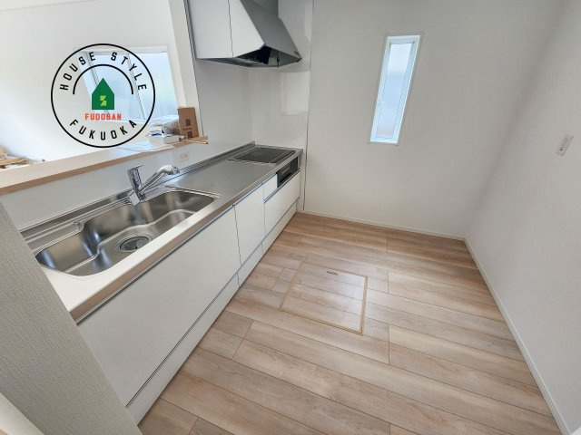 小郡市小郡第22-2棟（1号棟）の内観：施工例|カウンターキッチンなら、リビングで遊ぶ子供の様子を見ながら料理ができるので安心です。料理を運んでもらったり、子供にお手伝いしてもらいやすいのもいいですね。