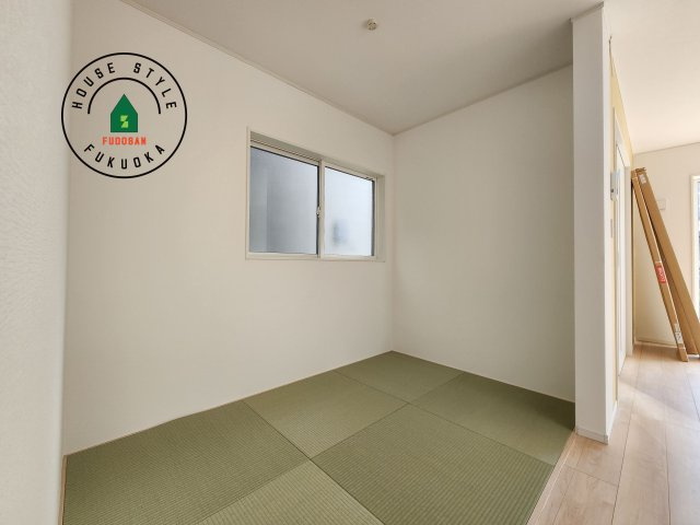 小郡市小郡第22-2棟（1号棟）の内観：施工例|和室を上手に活用すると暮らし方の幅が広がります。例えば普段は開け放して、子供の小さいうちはお昼寝や遊びのスペースに。畳はソフトなので転んでもケガをしにくく安心です