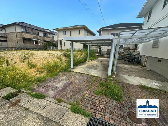 周辺施設が充実＆4SLDK南東向き物件！名東区上菅2丁目の駐車場|屋根付き駐車場(左部分)の様子。
雨が降っても出入りなどが楽ですね♪