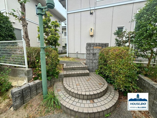 周辺施設が充実＆4SLDK南東向き物件！名東区上菅2丁目のエントランス|ポストや表札スペースも完備され、機能性とデザイン性を両立しているエントランス