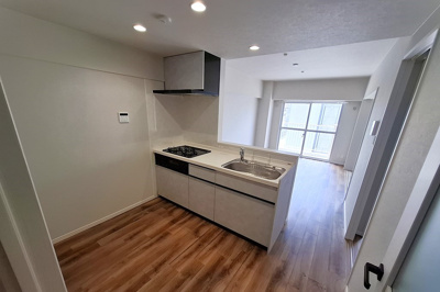 【キッチン】 | エーデルハイム関目 | お部屋に馴染むシンプルなデザインの対面式キッチン。