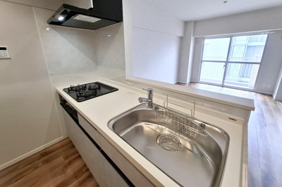 【キッチン】 | エーデルハイム関目 | 家事をしながらでもリビングを見渡せる対面式キッチン。キッチンに立っている時も、家族や友人の顔を見ながら会話ができます。