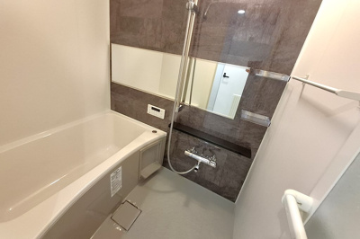 【浴室】 | エーデルハイム関目 | 木目調のアクセントパネルで、お部屋のようなリラックス空間を演出するバスルームです。