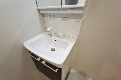 【独立洗面台】 | エーデルハイム関目 | 日々の身支度に欠かせない独立洗面台です。