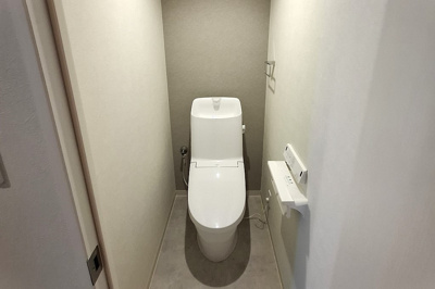 【トイレ】 | エーデルハイム関目 | 温水洗浄便座完備の洋式トイレ。手元で操作できる壁面リモコンで快適な使い心地。