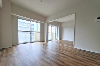 【居間・リビング】 | エーデルハイム関目 | 日当たりの良い南向きのお部屋で、お家で過ごす時間も心地よく。