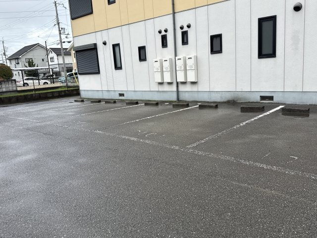 フォーレス佐土　B棟の駐車場