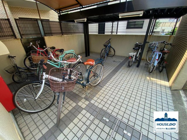 ◆グランドメゾン上野公園◆敷地内駐車場確保済！の駐輪場|屋根付駐輪場の様子
