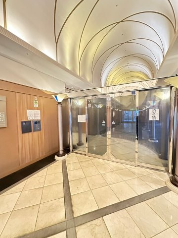 神戸市東灘区向洋町中１丁目の賃貸マンションのエントランス