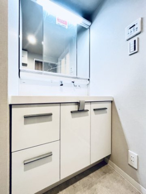 【独立洗面台】 | 野中北スカイハイツ | 鏡が大きく、横並びでご家族と身支度も出来る三面鏡付き洗面化粧台。鏡裏やボウル下に収納付きで、散らかりがちな洗面周りが片付きます！