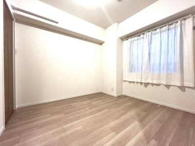 【洋室】 | 野中北スカイハイツ | 洋室4.1帖。全洋室に大容量WICを設けました！お部屋を片付けられ、居住空間を有効的にご活用いただけます。