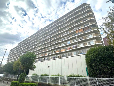 【外観】 | 野中北スカイハイツ | 阪急神戸線「神崎川」駅まで徒歩12分の立地。野中小学校が目の前に位置し、徒歩1分とお子様の登下校も安心の住環境です！