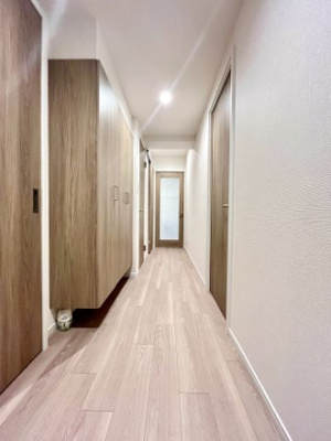 【内装】 | 野中北スカイハイツ | 玄関から各部屋へ繋がる廊下です。木のぬくもりと白を基調とし清潔感があります。すっきりとした空間が毎日お出迎え！