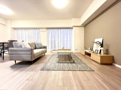 【居間・リビング】 | 野中北スカイハイツ | 南東面に大きな掃き出し窓を設置。たっぷりと採光を取り込め、明るく開放感のある空間でお寛ぎいただけます。※家具が設置されている場合は、ディスプレイ用です。