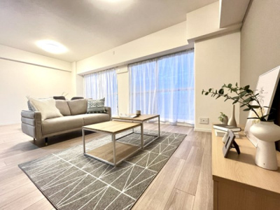 【居間・リビング】 | 野中北スカイハイツ | 先行配管工事済み！各居室エアコン設置可能です(納戸を除く)！昨今の夏の猛暑日もエアコンがあれば快適に過ごせますね。