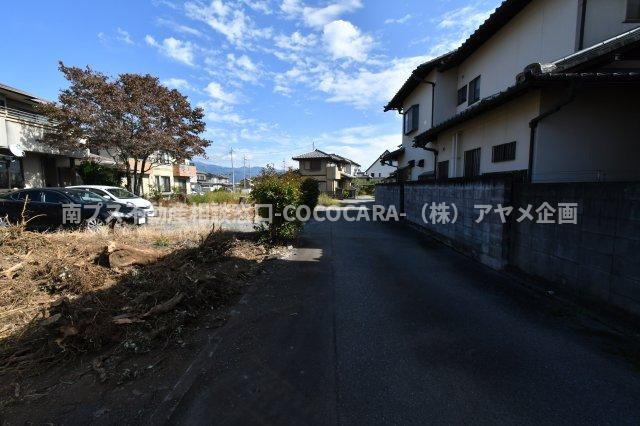 南アルプス市徳永の中古一戸建の前面道路含む現地写真|南側道路　西側から撮影