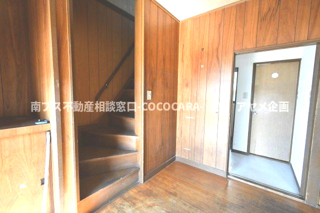 南アルプス市徳永の中古一戸建の玄関|玄関から撮影　シューズボックスがあります