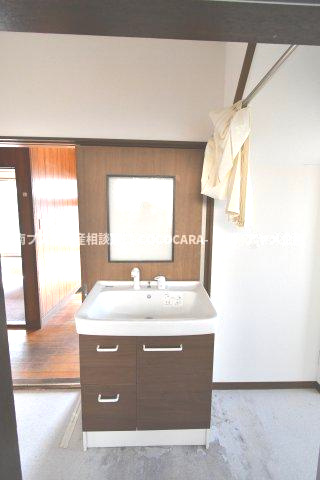 南アルプス市徳永の中古一戸建の独立洗面台|お風呂方面から