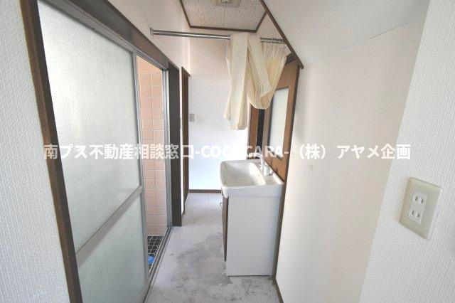 南アルプス市徳永の中古一戸建の脱衣所|洗面所西側から撮影