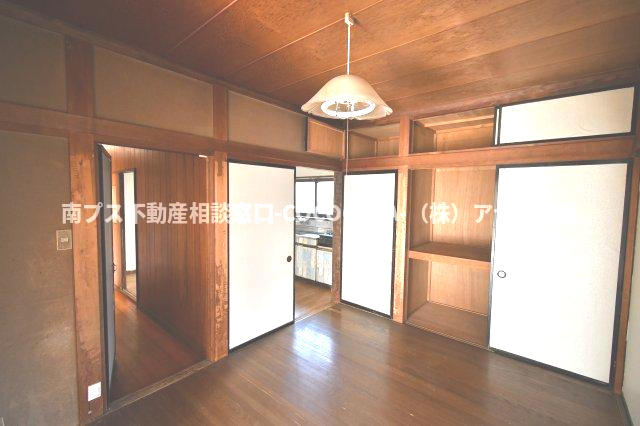 南アルプス市徳永の中古一戸建の和室|1階北西和室6帖　南西側から撮影
木目調のカーペットが敷いてあります