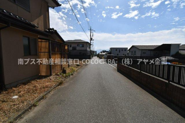 南アルプス市徳永の中古一戸建の前面道路含む現地写真|西側道路　北側から撮影