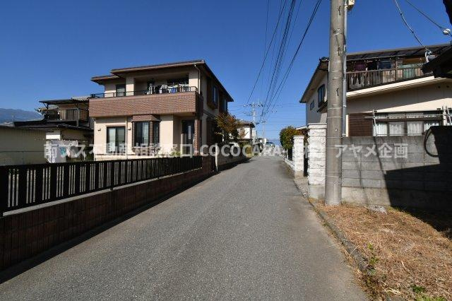 南アルプス市徳永の中古一戸建の前面道路含む現地写真|西側道路　南側から撮影