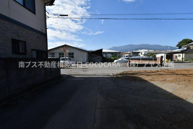 南アルプス市徳永の中古一戸建の前面道路含む現地写真|南側道路　東側から撮影