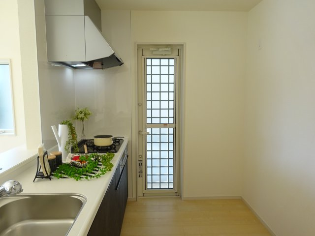 リーブルガーデンS富岡市下高瀬第１　2号棟のキッチン|キッチン横には、ゴミ出しにも便利な勝手口付きです！
