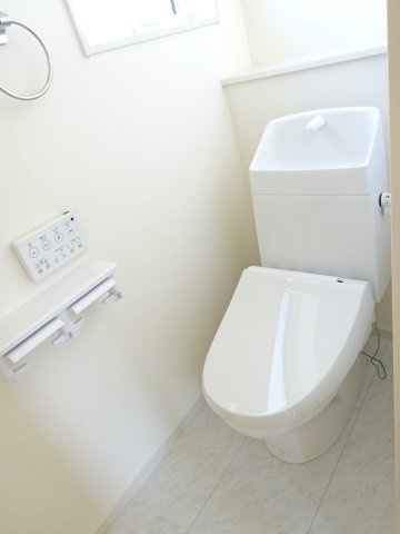 リーブルガーデンS富岡市下高瀬第１　2号棟のトイレ|2階トイレです。清潔感のある白を基調としています。