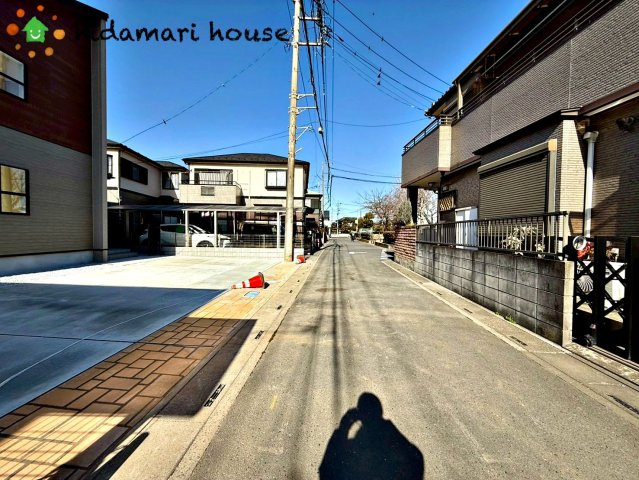 桶川市坂田東1丁目2期　新築戸建　ブルーミング01の前面道路含む現地写真