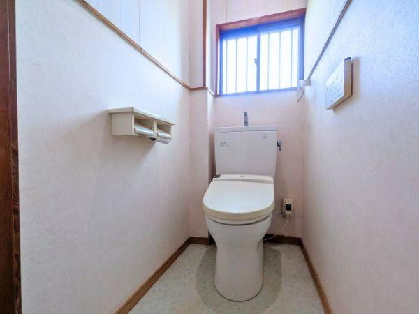 臼杵市大字江無田　戸建てのトイレ|明るい窓から自然光が差し込むトイレです。シンプルな内装で清潔感があります。ペーパーホルダーも付いていて使いやすい空間です。コンパクトなレイアウトでお手入れも簡単です。