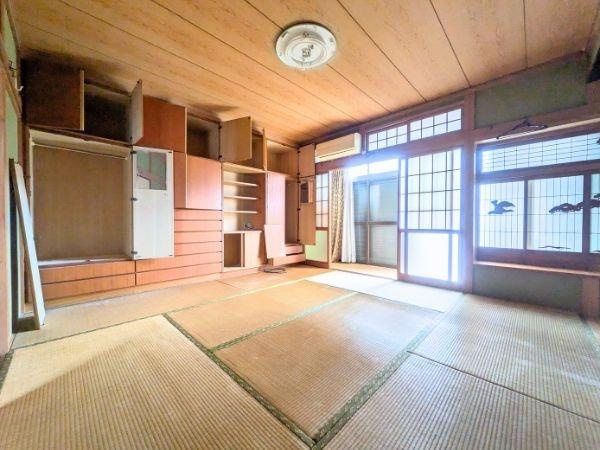 臼杵市大字江無田　戸建ての和室|収納スペースが豊富に備わった和室です。障子と畳の調和が印象的で落ち着いた雰囲気が感じられます。自然光が広がる明るい空間です。天井や建具の木目も美しく趣があります。