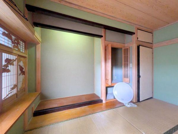 臼杵市大字江無田　戸建ての和室|落ち着いた色合いの内装が魅力の和室です。伝統的な造作や細やかな木の質感が映えます。窓には趣のある障子が施されています。床の間もあり和の雰囲気を感じられる空間です。