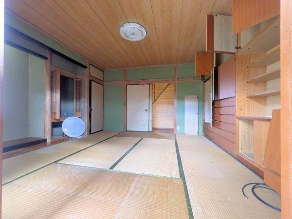 臼杵市大字江無田　戸建ての和室|落ち着いた雰囲気が漂う和室です。収納棚や障子が空間にアクセントを加えています。畳ならではの柔らかさが広がり天井や壁の木目が特徴的です。和の魅力を感じられる部屋です。