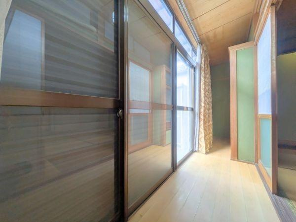 臼杵市大字江無田　戸建ての和室|明るい光が差し込む廊下が魅力的です。和室までの動線がスムーズで使い勝手が良いです。ガラス戸からの眺めや開放感も感じられます。落ち着いたカラーの内装が印象的です。