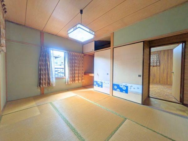 臼杵市大字江無田　戸建ての和室|落ち着いた雰囲気の和室は畳の温かみが感じられます。障子やふすまが和の趣を演出しています。収納も備わっているので整理整頓がしやすいです。