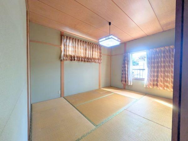 臼杵市大字江無田　戸建ての和室|明るい光が差し込む和室です。窓が二面あり通風や採光に優れています。畳敷きで落ち着きのある空間となっています。天井や壁の木目も和の趣を感じられます。照明も調和の取れたデザインです。