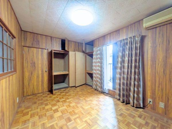 臼杵市大字江無田　戸建ての洋室|木目調の壁があたたかみを感じさせる洋室です。明るい照明と大きな窓が室内を開放的に見せています。収納スペースもしっかり確保されており整った空間を保ちやすいです。