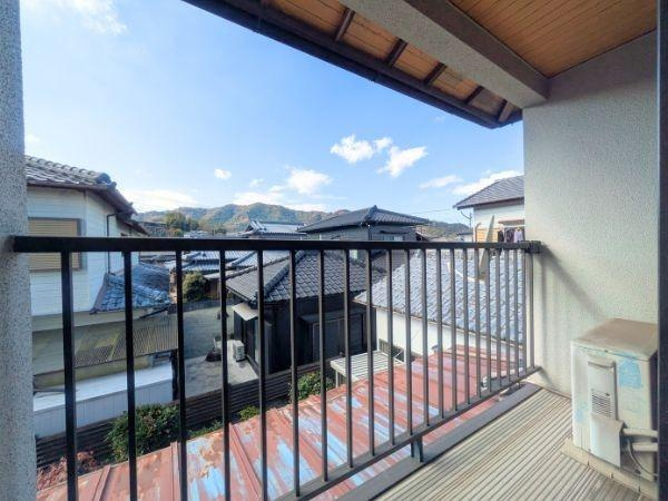 臼杵市大字江無田　戸建てのバルコニー|バルコニーからは開放感のある山並みが見渡せます。屋根付きで天候を気にせず活用できます。周囲の住宅街の雰囲気も感じられる眺望です。床面も使いやすい造りとなっています。