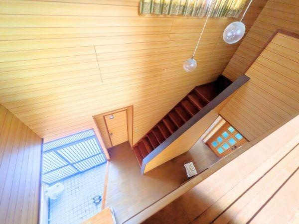 臼杵市大字江無田　戸建てのその他|玄関から階段そして各部屋へのアプローチが直線的に配置されています。天井のペンダントライトが空間にアクセントを与えており明るさを確保しやすいです。木目調の内装が特徴的で全体として統一感があります。