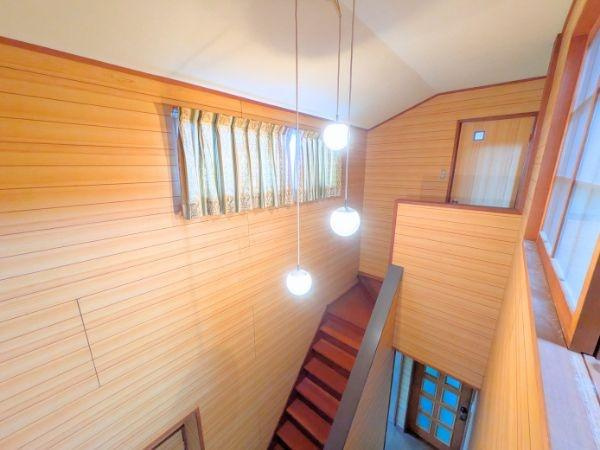 臼杵市大字江無田　戸建てのその他|階段スペースに自然光が差し込み明るい印象の空間です。木目調の壁が温かみを感じさせます。照明も複数設置されており夜間も明るさが確保されています。階段の手すりや窓もきちんと整備されています。